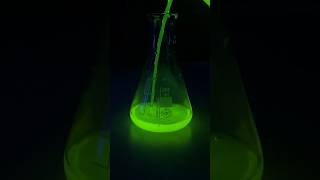 Mi compuesto químico favorito Fluoresceína ciencia química curiosidades experimento [upl. by Matuag]