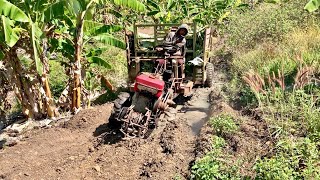 The twowheeled vehicle carrying bananas in the dry season still encountered muddy roads [upl. by Aliel312]