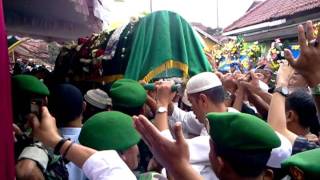 Prosesi Pemakaman KH Ahmad Shohibul Wafa Tajul Arifin Abah Anom qs [upl. by Leonelle79]