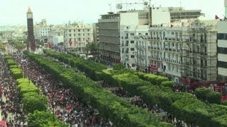 Les Tunisiens dans la rue pour le 1er mai [upl. by Sikras]