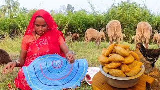 बाणाईने करंजी बनवून रानामध्ये केले पारंपारिक हस्तकलेचं काम  karanji recipe  BanaisRecipe [upl. by Sokram183]