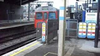 Circle Line Tube Stock departing London Paddington 11122010 [upl. by Bertilla]