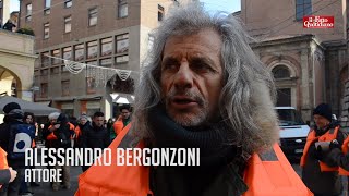 Bologna sitin con giubbotti di salvataggio per la Sea Watch Bergonzoni quotFelici per lo sbarcoquot [upl. by Eneleahs166]