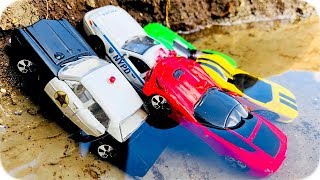 Carros Policías para Niños Atrapados en el Agua  Coches de Carreras [upl. by Tanner]