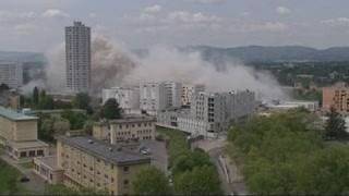 Dynamitage de la Barre 220 de la Duchère Lyon [upl. by Ellivnarg]