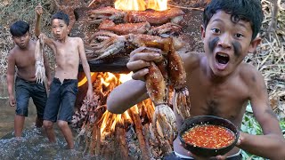 Primitive Wildlife  Eating delicious  Cooking Squid On A Rock [upl. by Stiruc]