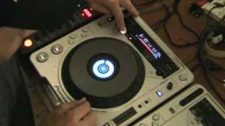 Dj Tutorial Video 3 The loop function of a Pioneer CDJ800 turntable [upl. by Dario167]