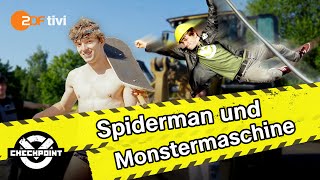 Die ultimative Herausforderung HaiSchwimmen Spiderman und Radlader in Aktion  Checkpoint ZDF [upl. by Inaj975]