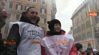 Proteste contro la tassa sulle sigarette elettroniche Montecitorio in fumo [upl. by Marketa]