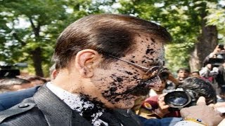 Ink attack on Sahara Chief Subrata Roy [upl. by Marvel]