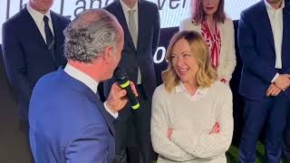 LUCA ZAIA REGALA UNA BANDIERA DEL VENETO A GIORGIA MELONI AL VINITALY [upl. by Aineval]