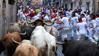 Velocidad de vértigo y caídas así ha sido el primer encierro de San Fermín 2022 [upl. by Ahsekam]