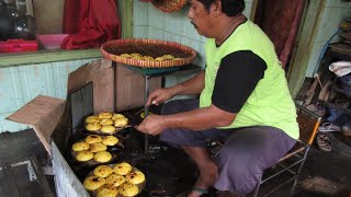 KUE LUMPUR SIDOARJO PALING TERKENAL di KOTA INI  DIPANGGANG DIATAS ARANG [upl. by Kirad130]