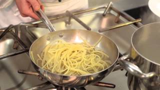 Spaghetti caci e pepi  I classici secondo lo Chef Angelo Troiani [upl. by Halivah458]