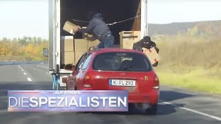 Mann steigt während der Fahrt auf die Motorhaube  Auf Streife  Die Spezialisten  SAT1 TV [upl. by Melquist]