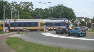 Spoorwegovergang Baarn  Dutch railroad crossing [upl. by Nnawtna]