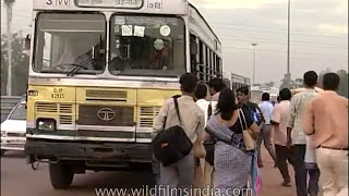 Delhi DTC diesel bus service circa 1998  commuters board moving Blueline and Redline buses [upl. by Akkim]