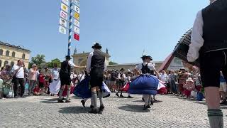 GTV Isartaler Moosburg eV Trachtentanz beim Stadtgründungsfest München auf dem Odeonsplatz [upl. by Munford]