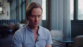 DIE GOLDFISCHE  Tom Schilling über den Reiz am Projekt  Ab 22319 im Kino [upl. by Silverts132]