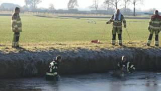 Brandweer redt ree uit water langs Hogenbergweg [upl. by Jeannine]