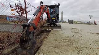 cleaning the elevation of the concrete fence miniexcavator minidigger minibagger doosan dx27z [upl. by Jaqitsch]