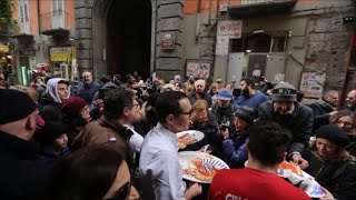 Riapre Sorbillo a Napoli festa e pizze gratis in via Tribunali [upl. by Leasi]