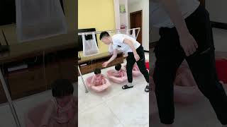 给三胞胎洗澡也是一件大难事😂 家有萌娃 三胞胎vlog 爸爸帶娃記 lovelybaby lovely [upl. by Ymer]