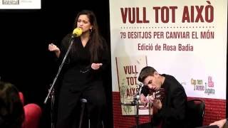 Rosalía versiona quotPalabras para Juliaquot a la presentació del llibre quotVull tot aixòquot [upl. by Ynottirb942]