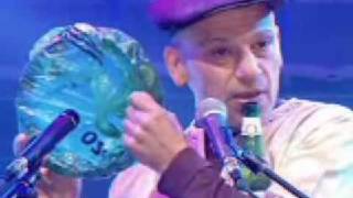 Arto Tunçboyaciyan performs on beer bottle at 2006 World Music Awards [upl. by Kela392]