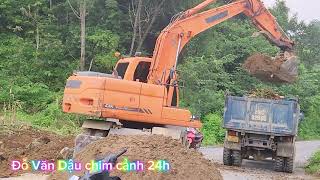 Máy xúc Doosan DX140 xe tải Thaco chuyển tải đất [upl. by Lisle]