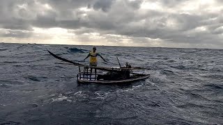 Guerreiros Do Mar A 20 KM COSTA ENCONTRAMOS ESSE PESCADOR SOZINHO NA SUA JANGADA NO MEIO DO MAR [upl. by Agem]