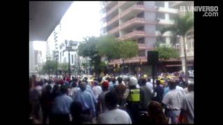 Enfrentamientos entre cambistas y policías metropolitanos en Guayaquil [upl. by Atnuahs]