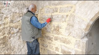 Rejointoyer un mur en pierres  Tuto bricolage avec Robert [upl. by Sadnak]