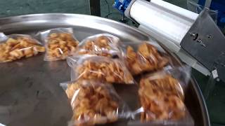 Chips Snacks full auto weighing and packing machine pillow plastic bag full auto packing machine [upl. by Aidyl]