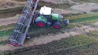 Rubenlund Agro  Skårlægning hundegræs Fendt 828 med vendbart udstyr [upl. by Burkitt]