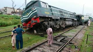 Pakistan Railways 11UPHazara Express Arrival and Derail Train 105UPRawal Express [upl. by Johnna947]