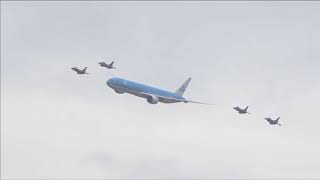 vier F16 straaljagers begeleiden Boeing 777300 boven Amsterdam [upl. by Daley]