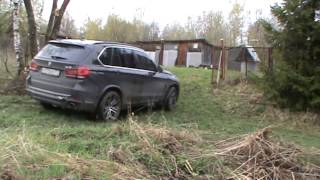 BMW X5 по мокрой траве off road [upl. by Paver550]