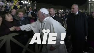 Le pape François perd son calme face au geste brusque dune fidèle [upl. by Stefanac]