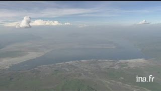 Tanzanie  graphismes sinueux sur le lac Natron [upl. by Biddick]