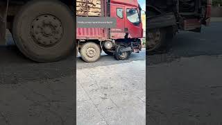 The Heavy  Duty Truck With A Flat Tire Running Slowly to Look For A Nearby Auto Repair Shop [upl. by Aan275]