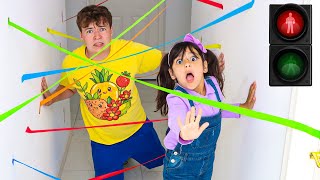 Ellie amp Andrea Silly String and Water Balloon Red Light Green Light Challenge [upl. by Bevan]