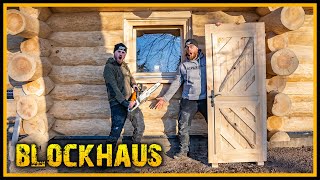 Das Blockhaus  Wie montiert man Fenster und Türen Part 8  Blockhütte Naturstammhaus Canadahaus [upl. by Koblick]