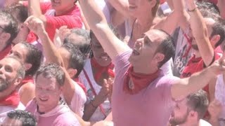 ¡Viva San Fermín Empiezan las fiestas más internacionales de Pamplona [upl. by Azne196]