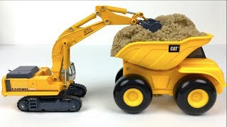 UNBOXING KAIDIWEI MIGHTY MACHINES EXCAVATOR CAT CONSTRUCTION ON THE JOBSITE WITH KINETIC SAND [upl. by Betsy]