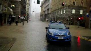 Alluvione Genova 4 novembre 2011  Scene di caos in Via XX settembre [upl. by Allan]