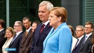 Angela Merkel opnieuw hevig trillend tijdens ceremonie  RTL NIEUWS [upl. by Finegan]