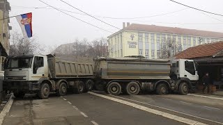 Pulverfass Kosovo  militante Serben errichten neue Barrikaden im geteilten Mitrovica [upl. by Ekim540]