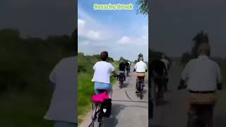 Senioren met een elektrische fiets zijn haast niet meer bij te houden Door het Bossche broek [upl. by Nyar476]