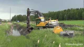 Volvo EC240CNL Dikesrensning [upl. by Neelrak515]